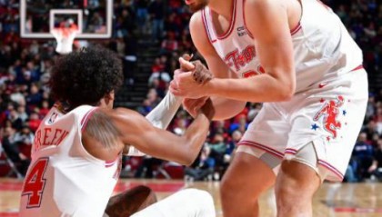 1老带2新！火箭队3球员进行另类训练，提升平衡度+柔韧度很有必要